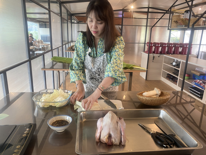 Du khách Việt Nam trải nghiệm chế biến món ăn tại Bếp quê nhà thuộc Trang trại Tiên Hồ, Đài Loan. Ảnh: Nguyên Huân.