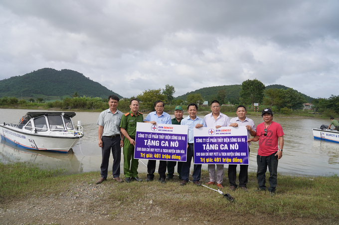 Công ty Cổ phần Thủy điện Sông Ba Hạ tặng ca nô cho các huyện Sơn Hòa và Sông Hinh. Ảnh: HT.