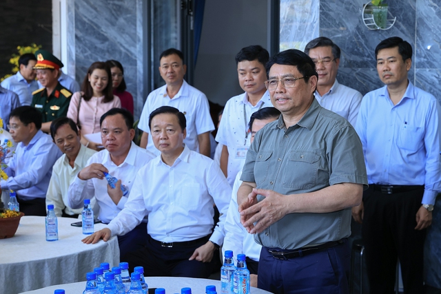Thủ tướng nói chuyện với người dân đã nhường mặt bằng cho dự án sân bay Long Thành. Ảnh: VGP/Nhật Bắc.