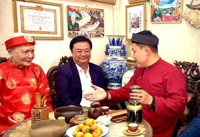 Bộ trưởng Bộ NN-PTNT Lê Minh Hoan nghe chuyện về trà của hai ông cháu Đào Đức Hiếu. Ảnh: Nhân vật cung cấp.