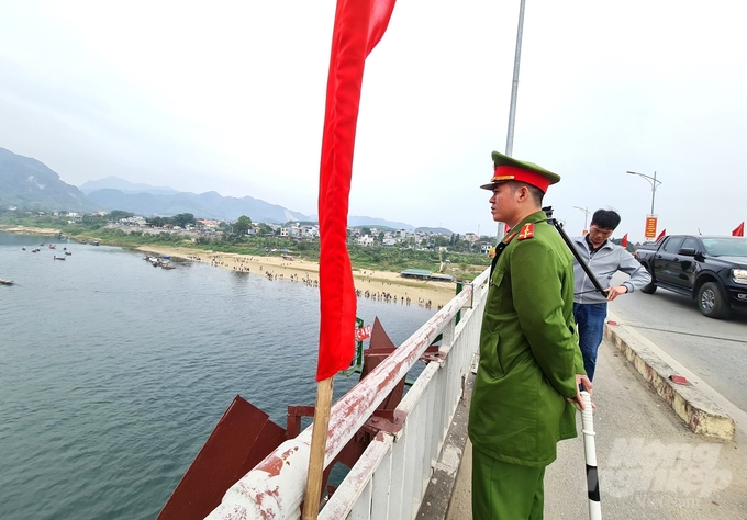 Lực lượng an ninh bảo vệ an toàn giao thông và an ninh trật tự tại lễ hội.