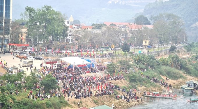 Đua thuyền trên sông Lô là lễ hội được tổ chức vào ngày mùng 4 Tết hằng năm.