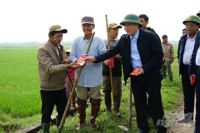 Ông Hà Sỹ Đồng, Phó Chủ tịch UBND tỉnh Quảng Trị thăm tình hình sản xuất vụ đông xuân và mừng tuổi nông dân nhân dịp Tết Nguyên đán Giáp Thìn. Ảnh: LA.