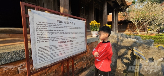 Một số học sinh tỏ ra thích thú về lịch sử Khu di tích Quốc gia đặc biệt Lam Kinh. Ảnh; Quốc Toản.