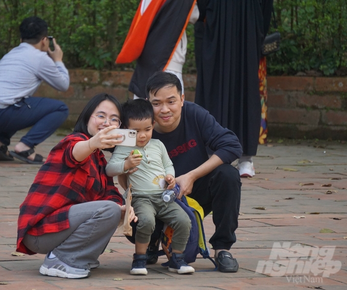 Nhiều gia đình tranh thủ dịp nghỉ Tết để đi tham quan, du lịch, ghi lại trải nghiệm thú vị tại Khu di tích Quốc gia đặc biệt Lam Kinh. Ảnh: Quốc Toản.