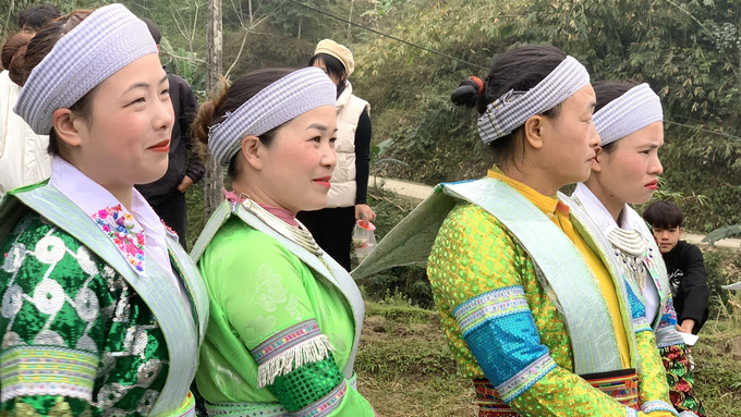 Lễ hội thu hút đông đảo người Mông đến từ nhiều nơi đến chung vui.