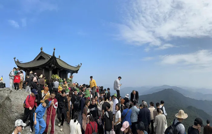 Du khách dâng hương trên đỉnh Chùa Đồng (Yên Tử).