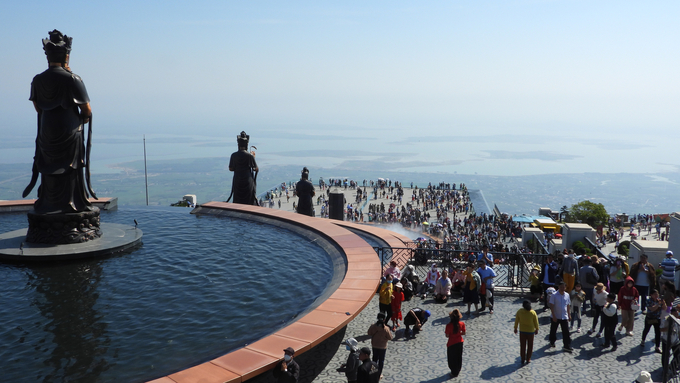 Trong khi đó, trên đỉnh núi, mỗi ngày có hàng trăm nghìn du khách đến chiêm bái tượng Phật Bà Tây Bổ Đà Sơn.