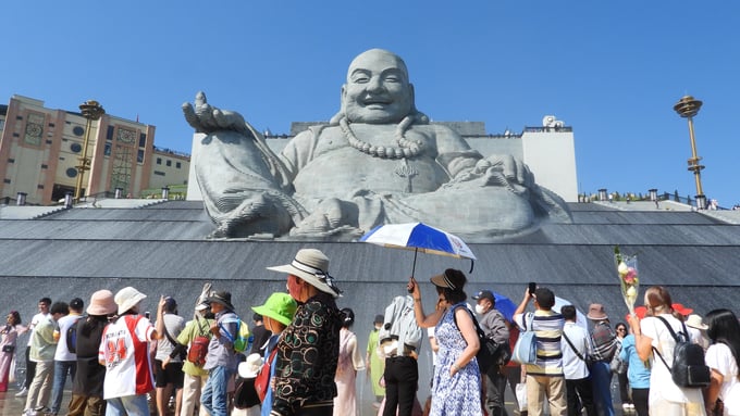 Ngoài tượng Phật Bà cao nhất châu Á và Việt Nam, núi Bà Đen còn có tượng Phật Di Lặc bằng đá sa thạch lớn hàng đầu thế giới. Bức tượng này được ghép từ 6.688 viên đá sa thạch theo cảm hứng ruộng bậc thang níu chân du khách.