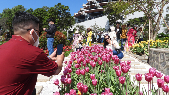 Trong khi đó, theo chị Nguyễn Thị Thanh (du khách Bình Phước), năm nay Khu du lịch Sun World Ba Den Mountain bài trí rất nhiều loài hoa độc đáo một cách khoa học, bắt mắt, ngoài ra, còn có nhiều món ăn mới hấp dẫn, giá cả lại hợp lý, điều đó rất thuận tiện để du khách có thể ở lại núi dự hội xuân từ sáng đến tối.