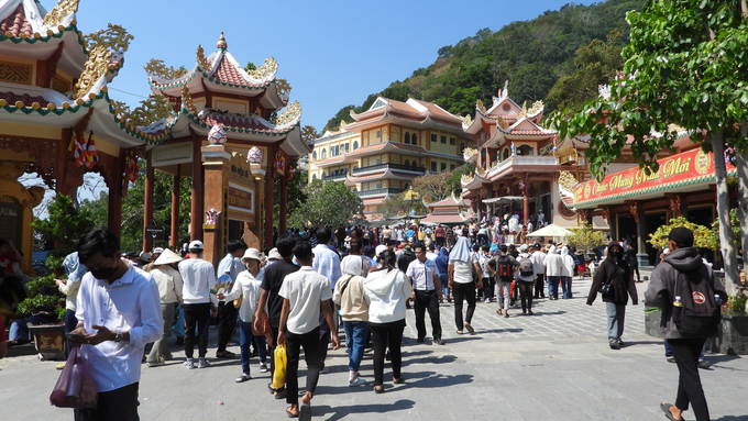 Hàng vạn du khách khắp nơi hành hương về chùa Hang nơi huyền thoại Linh Sơn Thánh Mẫu Bồ Tát linh thiêng ngự để chiêm bái cầu phước lành.