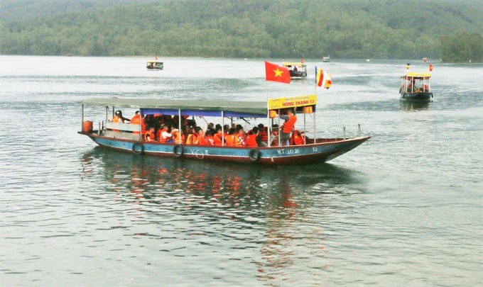 Du khách nườm nượp di chuyển, trải nghiệm ngắm cảnh chùa bằng thuyền đầu năm mới. Ảnh: TN.