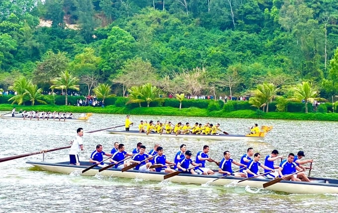 Hội đua thuyền rồng mừng Đảng mừng xuân tại quận Đồ Sơn sáng mùng 5 Tết. Ảnh: Đinh Mười.