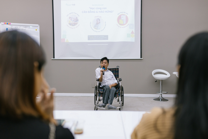 Nguyễn Trung Hậu chia sẻ câu chuyện của mình tại một buổi Workshop về giáo dục. Ảnh: Nhân vật cung cấp. 