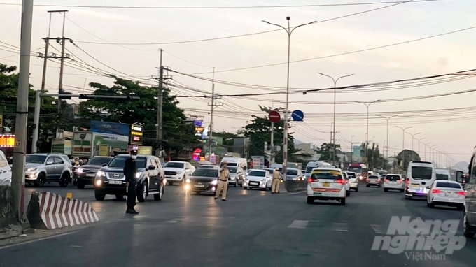 Lực lượng CSGT đang điều tiết giao thông tránhh ùn tắc trên quốc lộ 51, huyện Long Thành, tỉnh Đồng Nai. Ảnh: MV.