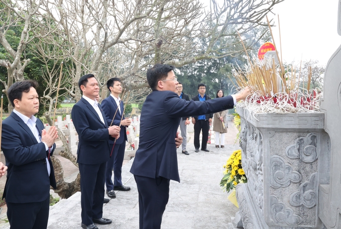 Ông Nguyễn Trung Hiền, Giám đốc Sở Thông tin và Truyền thông tỉnh Bắc Ninh cùng các cán bộ dâng hương tưởng nhớ các anh hùng liệt sĩ.