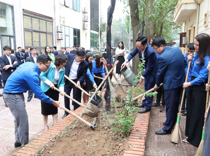 Lãnh đạo và các đoàn viên thanh niên tiến hành trồng cây tại khuôn viên ba cơ quan: Sở Thông tin và Truyền thông, Trung tâm Hành chính công và Sở Lao động thương binh và Xã hội.