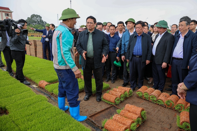 Thủ tướng hỏi thăm, động viên người dân sản xuất lúa vụ Đông Xuân. Ảnh: VGP/Nhật Bắc.