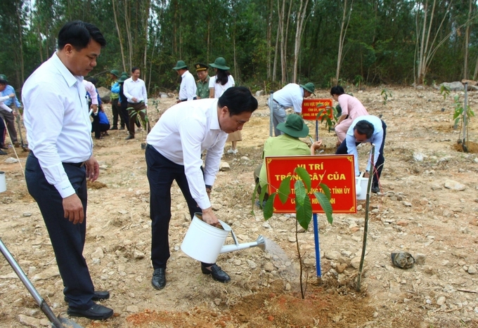 Ông Nguyễn Khắc Toàn, Phó Bí thư Thường trực Tỉnh ủy (tưới nước) và ông Nguyễn Duy Quang, Giám đốc Sở NN-PTNT Khánh Hòa hưởng ứng Tết trồng cây đời đời nhớ ơn Bác Hồ. Ảnh: KS.