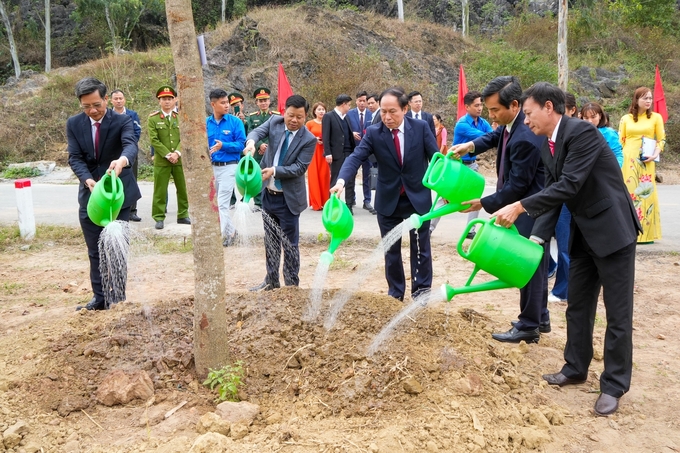 Ông Lê Tiến Châu, Ủy viên Trung ương Đảng, Bí thư Thành ủy cùng các đại biểu trồng cây đầu xuân tại huyện An Lão. Ảnh: Đàm Thanh.