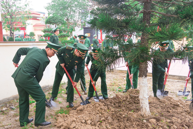 Trồng cây xanh tại Bộ Chỉ huy Bộ đội Biên phòng thành phố Hải Phòng. Ảnh: Văn Chương.