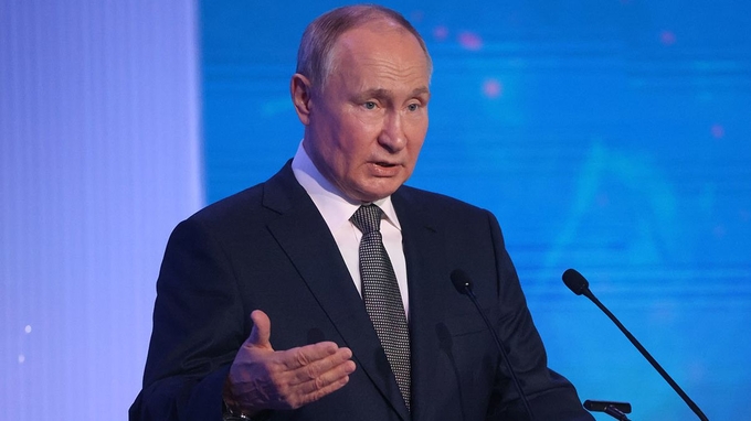Tổng thống Nga Vladimir Putin phát biểu tại Diễn đàn Công nghệ Tương lai ở Moscow, Nga, hôm 14/2. Ảnh: CNN.