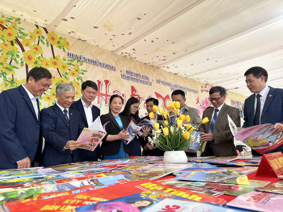 Hội Báo Xuân Thái Nguyên 2024 giới thiệu đến bạn đọc gần 1.000 ấn phẩm báo Xuân, tạp chí chuyên ngành của Trung ương, tỉnh Thái Nguyên và các địa phương trên cả nước. 