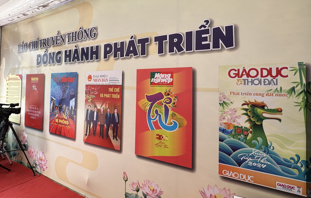 Khu vực giới thiệu, triển lãm các ấn phẩm báo chí do Hội nhà báo tỉnh Thái Nguyên phối hợp UBND huyện Phú Lương và Thư viện tỉnh Thái Nguyên tổ chức.