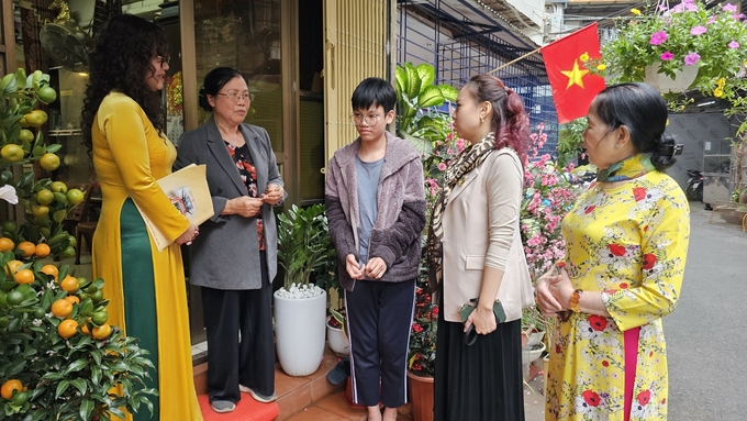 Chị Võ Quỳnh Anh (trái), Chủ tịch Hội Liên hiệp Phụ nữ phường Tràng Tiền cùng chị Tuyết Anh đến thăm gia đình bé Lộc nhân dịp Tết nguyên đán Giáp Thìn 2024. Ảnh: Bảo Thắng.