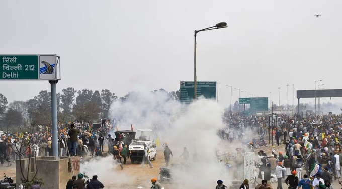 Cảnh sát dùng hơi cay để giải tán đám đông ở ngoại ô thủ đô New Delhi Ấn Độ. Ảnh: PTI.