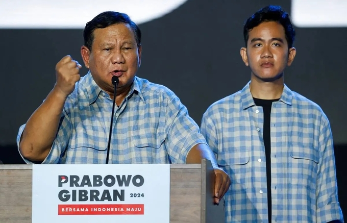 Bộ trưởng Quốc phòng Indonesia Prabowo Subianto (trái) và 'phó tướng' Gibran Rakabuming Raka (phải) phát biểu tại sự kiện theo dõi kết quả 'kiểm phiếu nhanh' hôm 14/2. Ảnh: Reuters.