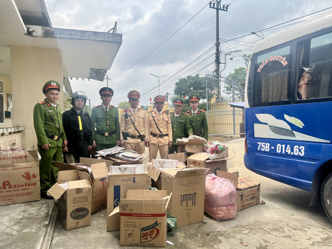 Lực lượng chức năng thu giữ nhiều loại hàng hoá không rõ nguồn gốc, xuất xứ. Ảnh: CAH.