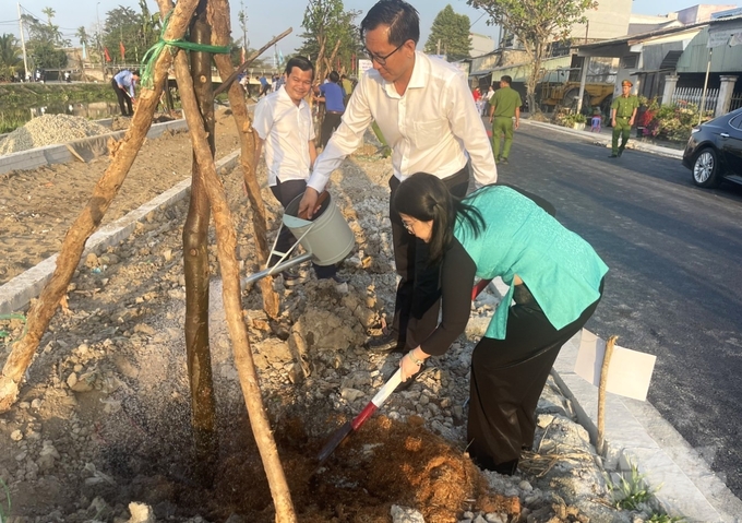 Giám đốc Sở NN- PTNT Hậu Giang Ngô Minh Long tưới nước chăm sóc cây mới trồng tại 'Tết trồng cây đời đời nhớ ơn Bác Hồ' nhân dịp đầu xuân Giáp Thìn 2024. Ảnh: Trung Chánh.