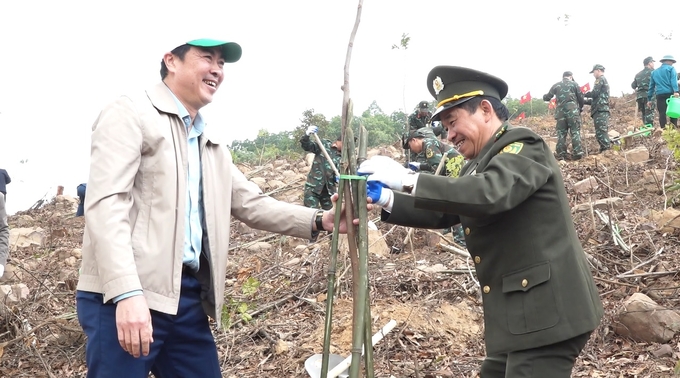 Lãnh đạo Sở NN-PTNT tỉnh Quảng Ninh tham gia Tết trồng cây. Ảnh: Nguyễn Thành. 