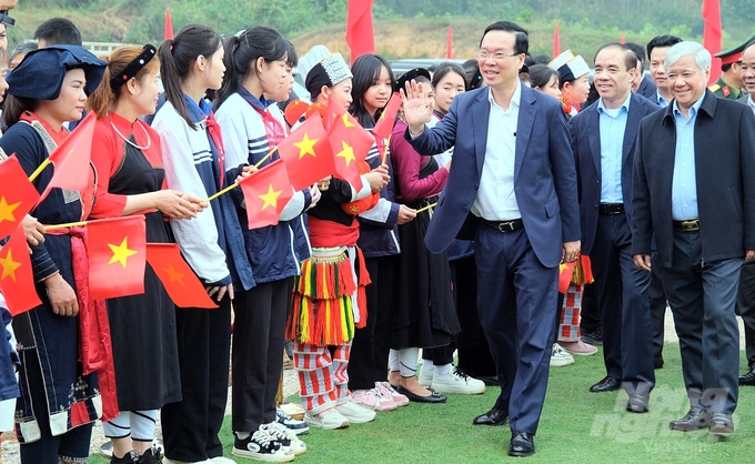 Chủ tịch nước Võ Văn Thưởng và các đại biểu tham gia Tết trồng cây tại Tuyên Quang. Ảnh: Bảo Thắng.