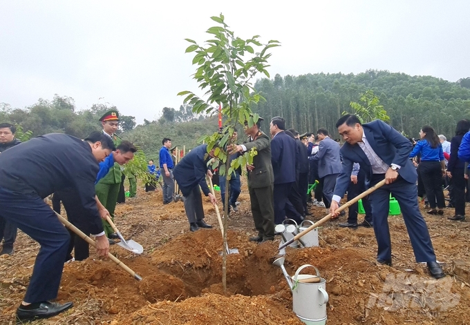Thứ trưởng Bộ NN-PTNT Nguyễn Quốc Trị (ngoài cùng bên phải) và các đại biểu trồng cây tại xã Kim Phú, thành phố Tuyên Quang. Ảnh: Đào Thanh.