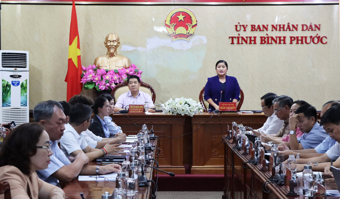 Chủ tịch UBND tỉnh Bình Phước Trần Tuệ Hiền, Phó Chủ tịch VIDA Vũ Mạnh Hùng và đại diện các sở, ban ngành tỉnh Bình Phước tại buổi họp bàn tổ chức Diễn đàn. 