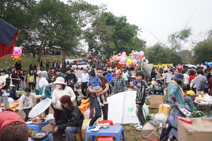 Đây cũng là dịp người dân các địa phương trong huyện Đông Sơn giới thiệu các sản vật đặc trung của địa phương tới du khách. 