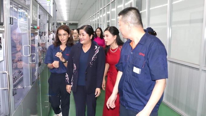 Chủ tịch UBND tỉnh Bình Phước Trần Tuệ Hiền tham quan các phân xưởng sản xuất của Công ty TNHH Năng lượng GPPD. Ảnh: HT.