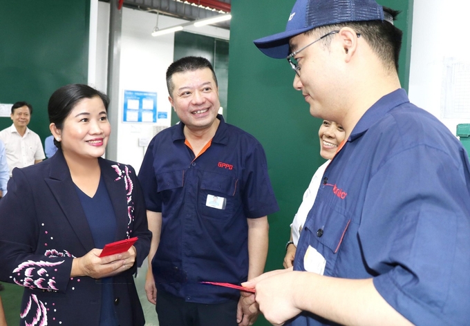 Chủ tịch UBND tỉnh Bình Phước Trần Tuệ Hiền hỏi thăm, động viên và lì xì nhân dịp đầu năm mới cho công nhân Công ty TNHH Năng lượng GPPD. Ảnh: HT.