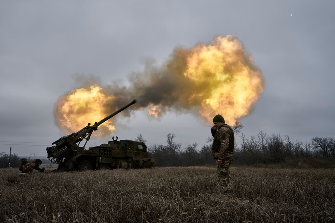 Binh sĩ Ukraine bắn pháo tự hành CAESAR do Pháp sản xuất về phía các vị trí của Nga gần Avdeevka. Ảnh: AP.