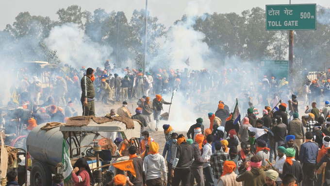Cảnh sát Ấn Độ dùng máy bay không người lái thả đạn hơi cay nhằm giải tán đám đông biểu tình. Ảnh: AFP.