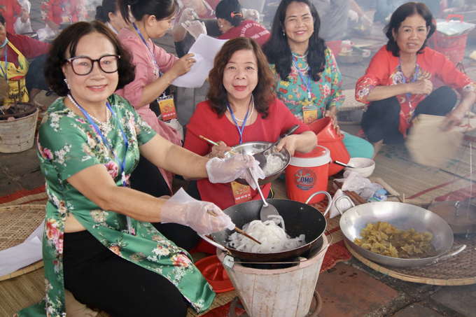 Du khách trải nghiệm ẩm thực xứ Huế. 
