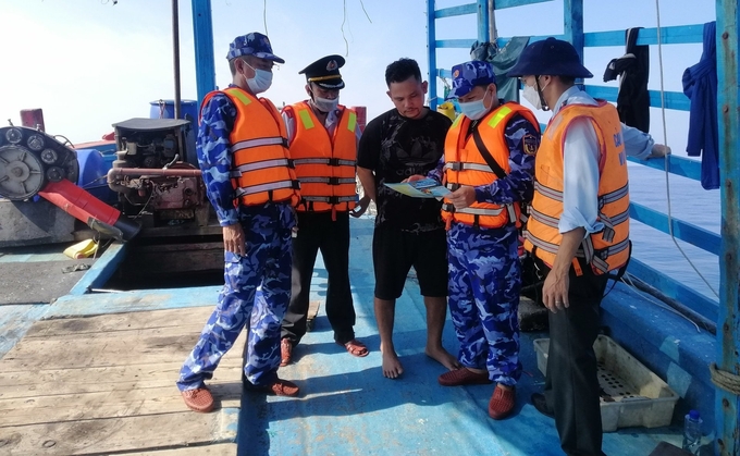 Lực lượng cảnh sát biển tuyên truyền cho ngư dân các quy định của pháp luật về chống khai thác IUU.