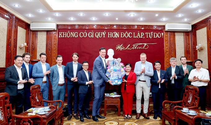 Chairman of EuroCham and representatives from De Heus and Hung Nhon corporations visiting and extending Lunar New Year greetings to the Binh Phuoc Provincial People's Committee.