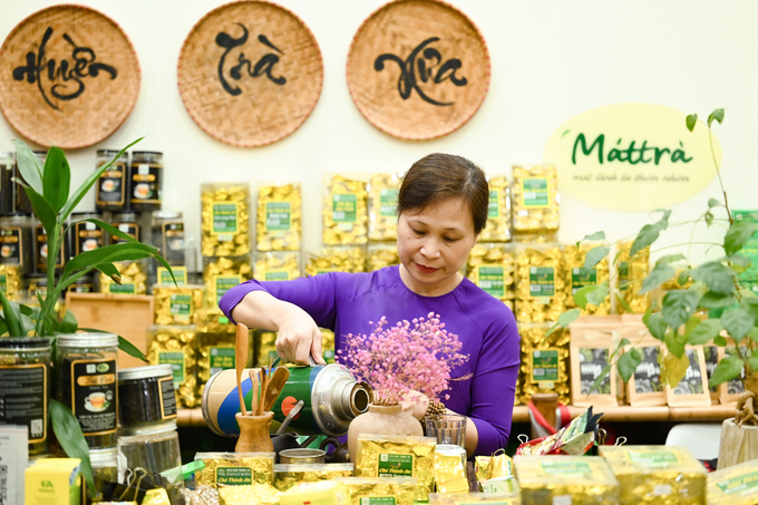 Nghệ nhân trà Vũ Thị Thương Huyền, Giám đốc HTX Chè Thịnh An pha trà mời khách tới thăm Trung tâm Xúc tiến thương mại Nông nghiệp.