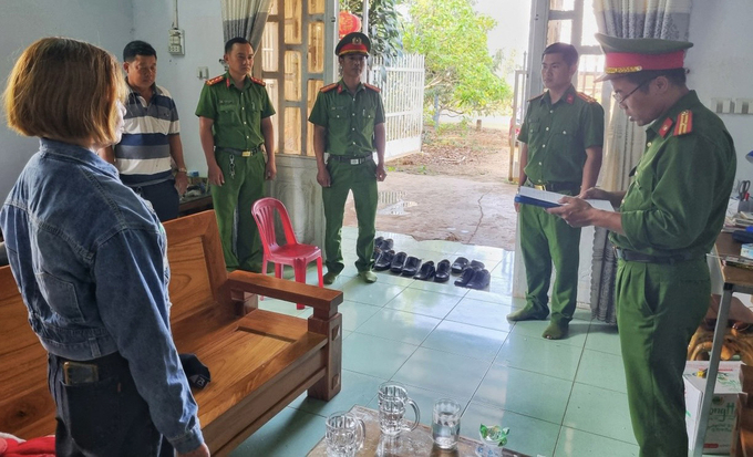 Cơ quan CSĐT Công an huyện Đắk Glong tống đạt các quyết định tố tụng đối với Trần Thị Đoàn. Ảnh: Quang Yên.