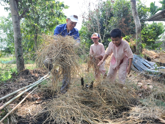 Ngày hội lúa mùa có rất nhiều hoạt động trải nghiệm như: tát đìa bắt cá, nấu cơm bằng gạo lúa mùa, ăn với các món chế biến từ cá đồng, các loại rau tự nhiên thu hoạch từ các bờ ruộng. Ảnh: Trung Chánh.