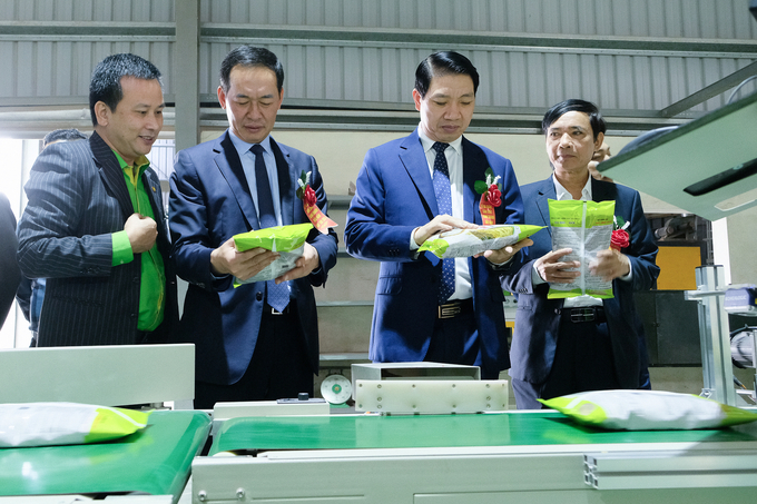 Ông Lê Thanh Hải, Tổng giám đốc Công ty ADI (bìa trái) giới thiệu dây chuyền sản xuất giống lúa cho lãnh đạo tỉnh Thanh Hóa. Ảnh: Tùng Đinh.