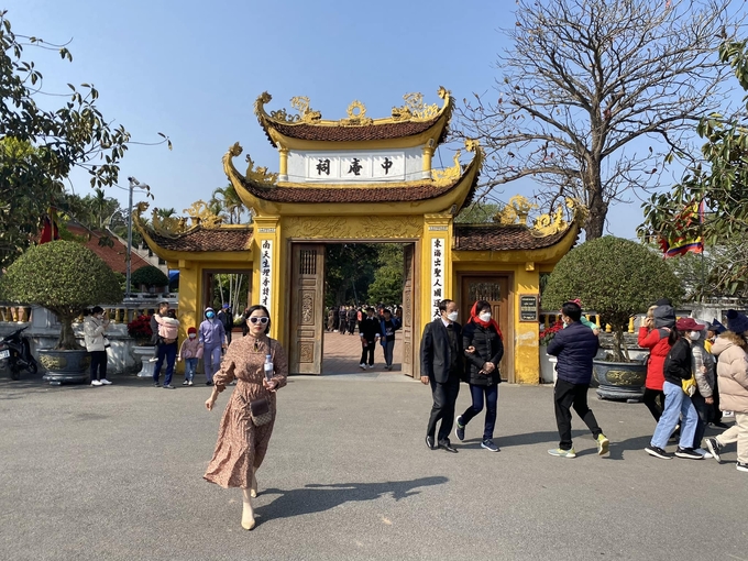 Đông đảo khách du lịch đến với Khu di tích Quốc gia đặc biệt Đền thờ Trạng Trình Nguyễn Bỉnh Khiêm. Ảnh: Đinh Mười.